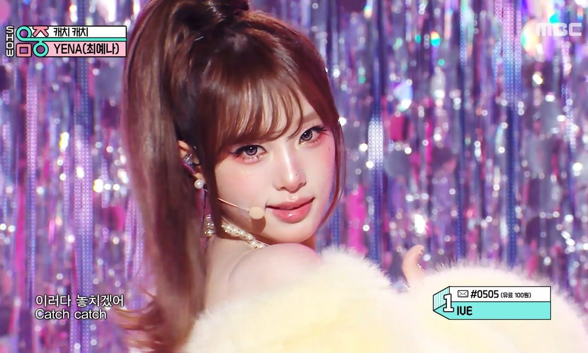 YENA Catch Catch live performance stage